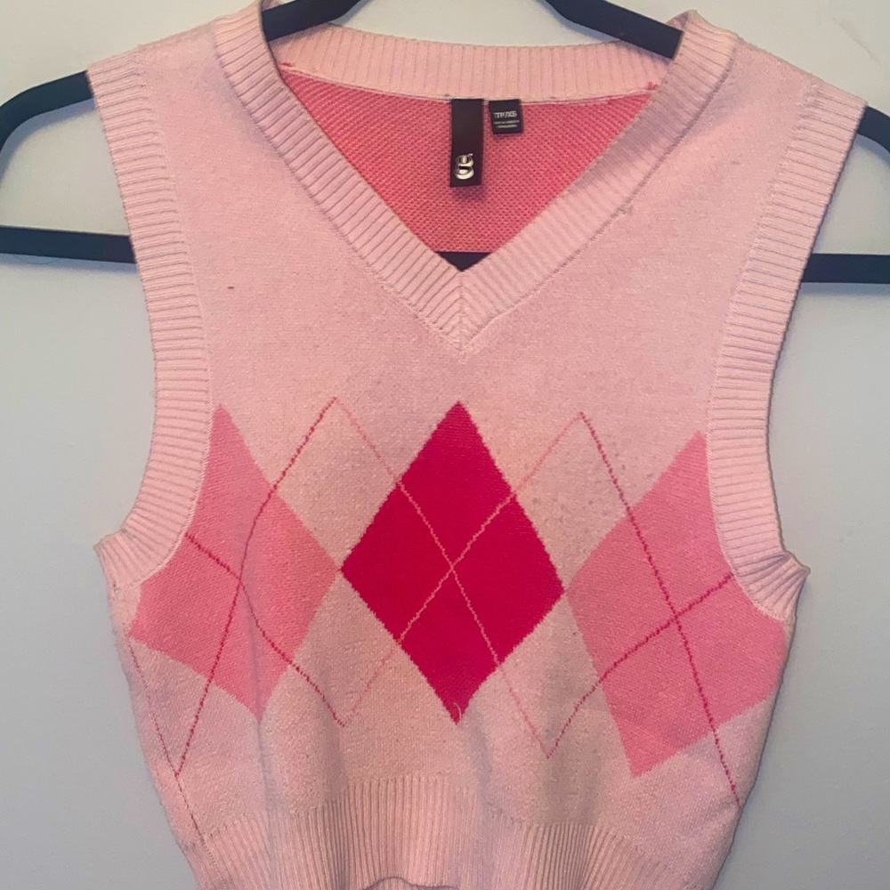 Trendy slightly cropped pink argyle sweater vest from garage